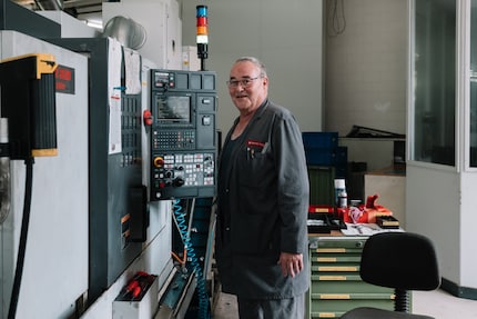 Roli bedient die CNC-Drehmaschine, die gerade die Köpfe für das teuerste Standardprodukt fertigt: den rückschlagfreien Hammer.