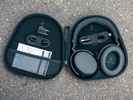 Im Hard-Case kommt einiges an Zubehör mit: Ein langes USB-Kabel, ein Aux-Kabel, ein Flugzeugadapter und eine kurze Bedienungsanleitung.