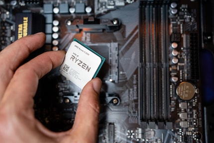 How’re you meant to install the CPU again? Luckily, only one position works.