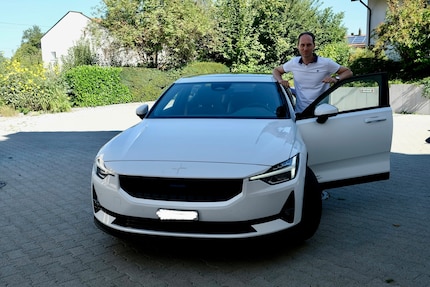 Als Model zum Präsentieren eines neuen Autos auf einer Messe tauge ich wohl eher nicht. Aber am Polestar 2 hatte ich meine Freude.