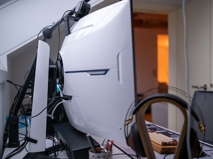 Von hinten sieht der Neo G8 beinahe wie der grosse Bruder Neo G9 aus.