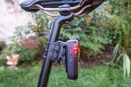 Das Garmin Varia RCT715 ist um einiges grösser und schwerer als sein Vorgänger. Und passt an alle gängigen Sattelstützen.