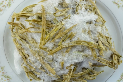 If food comes into contact with air when freezing, so-called freezer burn can form.