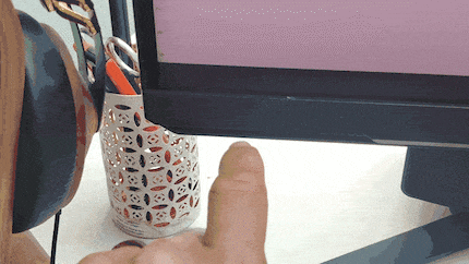 Der Monitor wackelt bei der leichtesten Berührung.