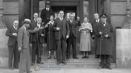 Pedro Flores (vorne links) mit einer Gruppe vor dem Rathaus in Raleigh.