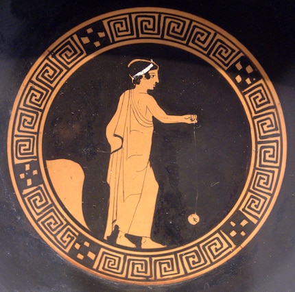Ein griechisches Gemälde, auf dem ein Junge mit einem Jo-Jo spielt.