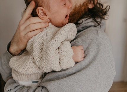 Hin und Her: Sobald du das schlafende Baby zurück ins Bettchen legst, wacht es wieder auf und schreit.