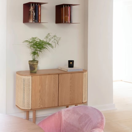 Dimensionen: 109 x 43 x 75 cm | Material: Rattan, Messing, Eiche | Bild: Umage