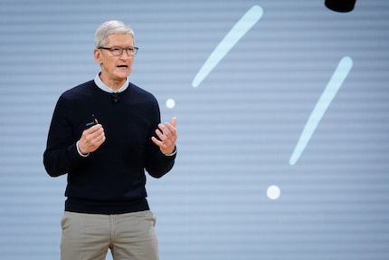Onder Tim Cook werd Apple de efficiënte geldmachine die het nu is. Critici klagen echter dat er geen baanbrekende productinnovaties zijn geweest sinds de dood van zijn voorganger Steve Jobs.
