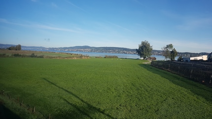 Blick durchs Zugfenster auf den Zürichsee. Die Vorfreude auf die Wandertour steigt.