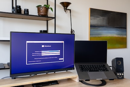 As a newbie, getting your hands on the Windows installation is no easy feat. On the right: a Macbook – reproachful and all.