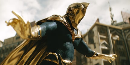 Pierce Brosnan portait en fait une combinaison de motion capture pour incarner le Dr Fate.