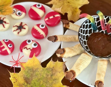 Simples et rapides : des monstres en Babybel et des doigts de sorcière en pâte à gâteau avec dip de confiture.