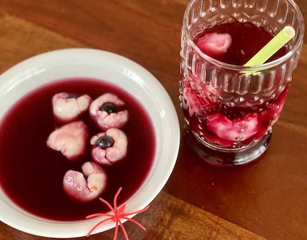 Sucré : punch aux globes oculaires rouge sang avec du jus de raisin, des litchis et des myrtilles.