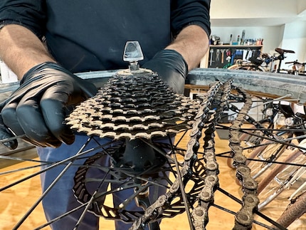 Pretty grubby: the e-bike’s chain and cassette before being cleaned.