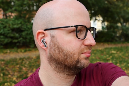 Die Nothing Ear (Stick) im Ohr.