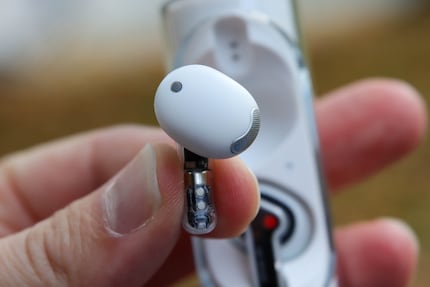 Beim Nothing Ear(Stick) hat auch der Ohrstecker transparente Elemente.