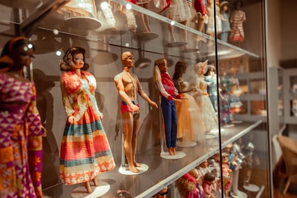 Het speelgoed, zoals deze Barbies hier, weerspiegelt altijd een tijdperk.