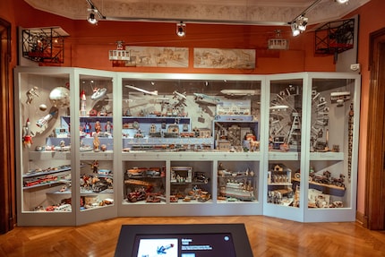 In de permanente tentoonstelling is het speelgoed per thema geordend.