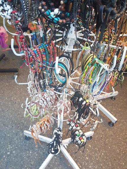 Genau solche Schmuck-Ständer kenne ich aus den Ferien. Mit dem Unterschied, dass der Schmuck dort einen Bruchteil von den hier verlangten Preisen kostet.