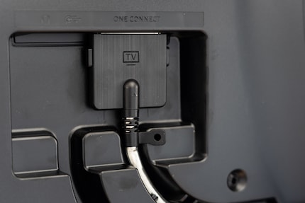Dank One-Connect-Anschluss führt nur ein einziges Kabel zum Bildschirm.