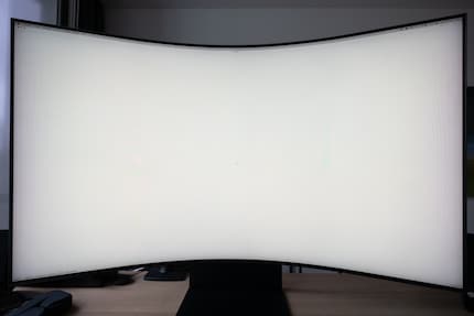 Gegen die Ecken hin sind die Blickwinkel nicht mehr optimal, die Ausleuchtung ist aber insgesamt sehr gleichmässig. Das Bild wurde im empfohlenen Abstand von 80 cm aufgenommen.