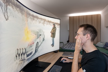 Für Filme und Serien finde ich den Ark im optimalen Abstand zum Display ungeeignet – wenn du wissen willst, wie es sich anfühlt, setz dich einfach mal direkt vor deinen 4K-TV.