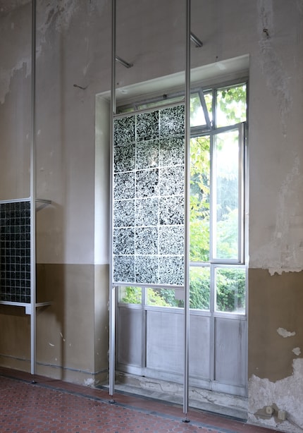 The mix of Common Sands Forite tiles is reminiscent of terrazzo.
