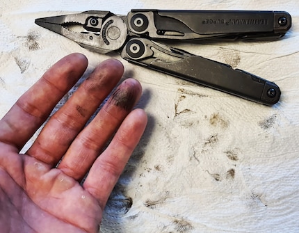 Der Leatherman macht die Hände dreckig.