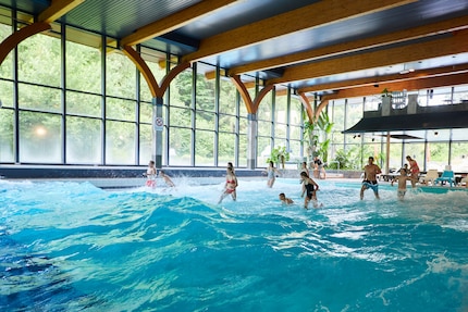 Das Wellenbad lockt immer zur vollen und halben Stunde mit grossen Wellen.