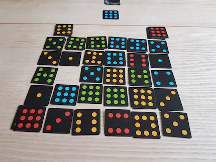 Achtung Gefahr: Bald hat meine Tochter diagonal fünf gelbe Karten liegen. Ah nein, dazu müsste sie meine grüne 8er-Karte überdecken, doch beiden gelben 9er liegen ja schon auf dem Tisch.