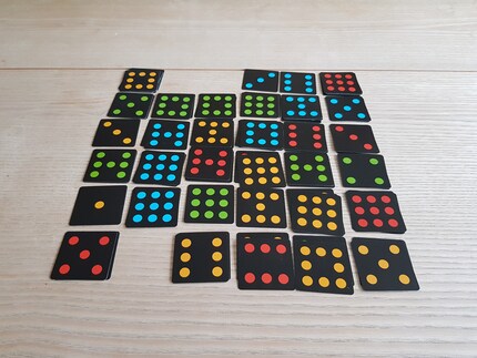 Hätten wir beide eine 4er-Reihe gehabt, würde man die Punkte zählen und derjenige mit weniger Punkten in seiner Reihe gewinnt. Dumm nur, dass in meinem Beispiel beide Reihen gleich viele Punkte aufweisen. Was nun passieren würde, steht in der Spielanleitung nicht. Ich denke, es gewinnt diejenige, die mehr 3er-Reihen hat.