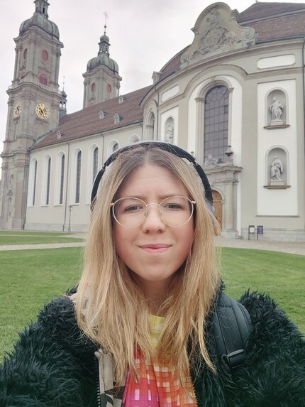 Here’s the comparison with the selfie camera: the skin looks a bit matte and the colours are less bright.