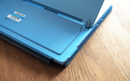 Sous le pied se cache un accès direct au SSD.