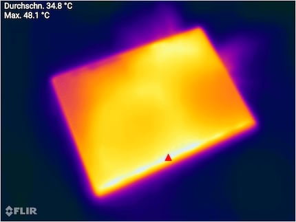 Après neuf minutes de Cinebench multicœur, le boîtier atteint 48,1 °C à son point le plus chaud.