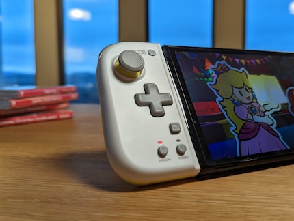 Im Gegensatz zu den vier separaten Tasten auf dem linken Joy-Con hat der Hori-Controller ein echtes Steuerkreuz eingebaut.