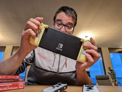 Die programmierbaren Knöpfe auf der Rückseite des Controllers erreiche ich ohne Probleme mit Mittel- und Ringfinger.