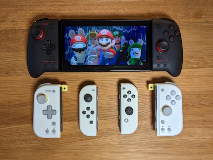 The Split Pad Pro (top) compared to the Split Pad Compact and Joy-Cons (bottom).