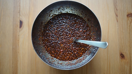 Das heisse Öl vermengst du dann mit den Chiliflocken.