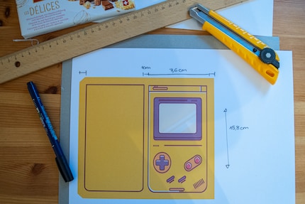Avec le format d’une tablette de chocolat, j’ai créé un étui de Gameboy.