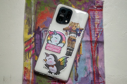 Avec mes autocollants faits maison, la coque du téléphone portable est tout de suite plus colorée.
