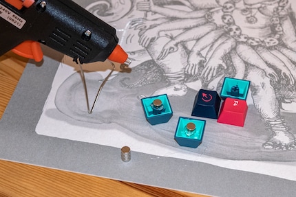 Avec des touches de clavier, de la glue et des petits aimants, vous obtiendrez des aimants faits maison en un clin d’œil.