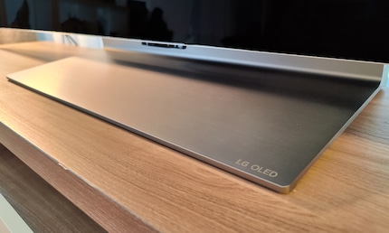 Door de kamerhoge ramen kan ik de LG G3 niet aan de muur bevestigen. Gelukkig kun je apart een voetstandaard kopen.