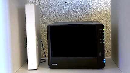 Im Zentrum: Meine Synology DS916+ steht im Wohnzimmer.