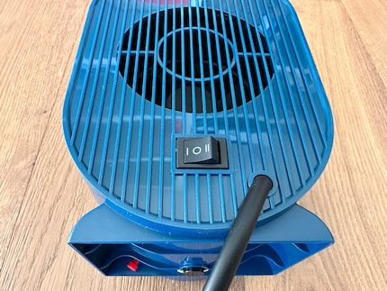 Off, heat, heat more – the three options offered by the toggle switch on the back.