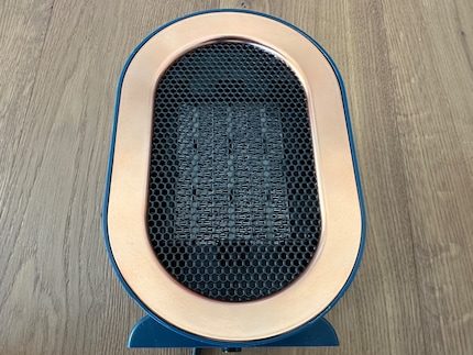 The «Fara» from the front. A brass-coloured ring around the ventilation grille adds a certain elegance.