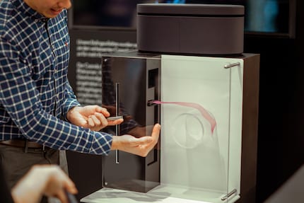Ayrton fait la démonstration de l’effet Coanda, que les ingénieurs de Dyson ont utilisé pour développer l’Airwrap.
