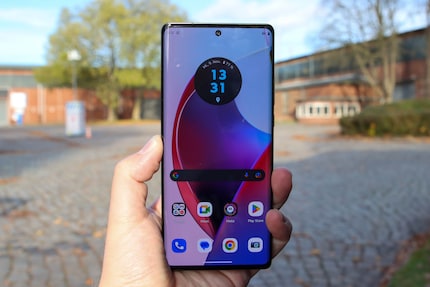The 6.67-inch display in all its glory.