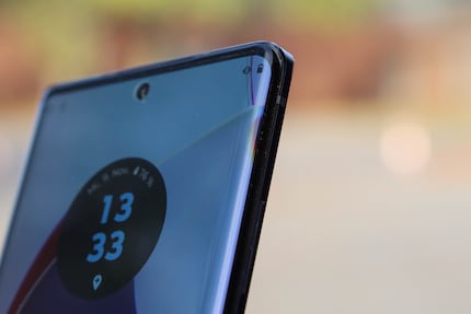 The Edge 30 Ultra’s display has strongly rounded edges.