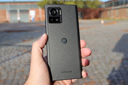 The matt back of the Edge 30 Ultra prevents visible fingerprints.
